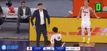 杜锋抱怨犯规吹罚！裁判直接吹T！杜锋怒骂：WCNM！