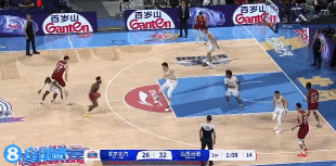 高度优势!周琦冲击篮筐连续内线得手 帮助北京迫近比分