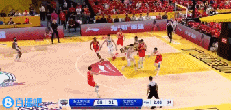 孙铭徽倒地疑似绊倒抢篮板的丘天 网友质疑：这动作很危险吧