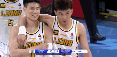 孙铭徽搂着林秉圣有说有笑！非常开心！