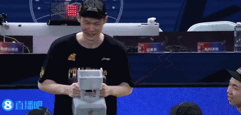 你值得！广厦全队围绕胡金秋第一次个人举起冠军奖杯！