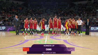 情商拉满！队友劝老叔站C位时 王俊杰主动往边边挪